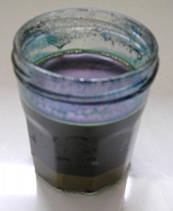 L'indigo est réduit : une moirure s'est formée à la surface du récipient, le liquide est transparent, et une odeur caractéristique se dégage.